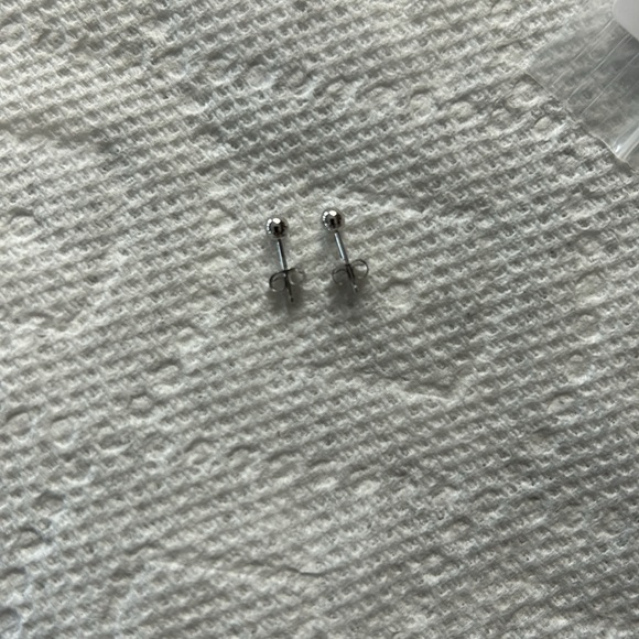 Ordina 14k white gold, 3mm stud earrings. New, never worn: excellent! - Picture 5 of 6